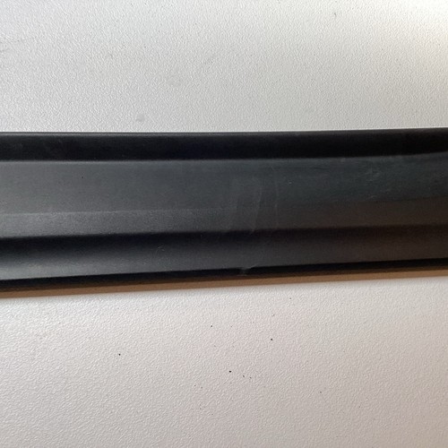 2018-2020 Chevrolet Equinox black front lower driver side Door Trim Molding OEM - Bild 3 von 8