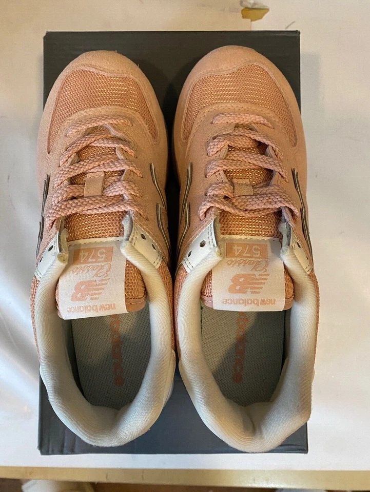 New Balance 574 经典女式休闲运动鞋 (B) [美国:6.5] 粉红色全新带标签 WL574WED — 第 2/4 张图片
