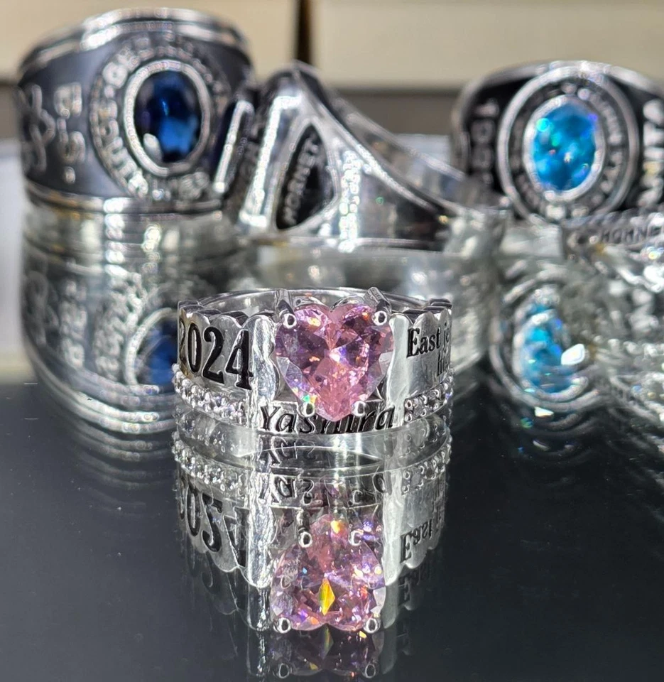 Anillo Personalizado 2024 East High School Class Plata 925 con Piedras Preciosas Corazón Rosa Foto 4 de 4