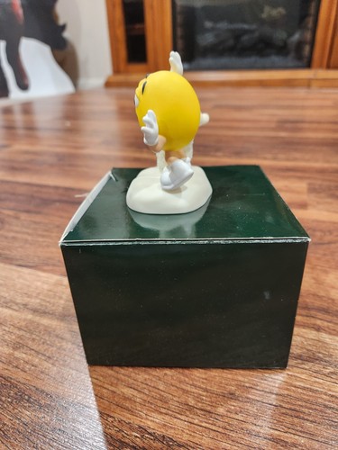 2004 DEPT 56 SNOWBABIES YELLOW M&M'S FIGURINE - I'm Nuts About Dancing With Box - Picture 4 of 6