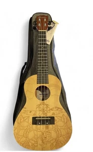 Artiste soldat Ukulele 21” Ensemble gravé sur le dessus de l'épinette solide avec sac