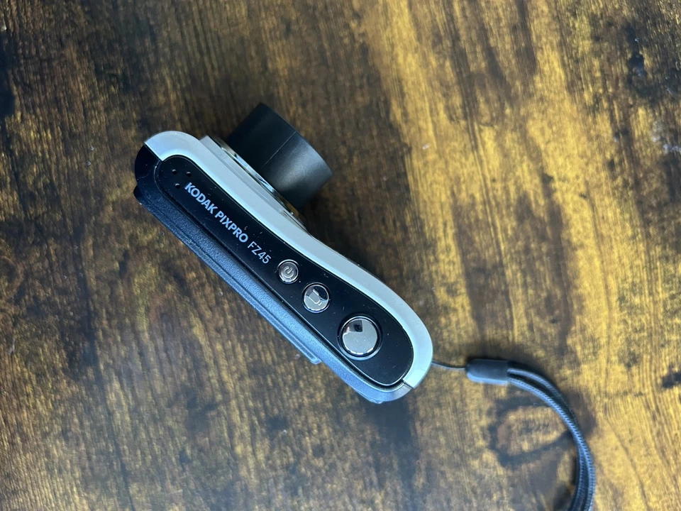 Defekte KODAK PIXPRO FZ45 Kamera Weiß – Display kaputt, startet, Linse fährt aus - Bild 4 von 4