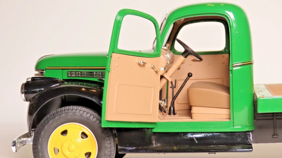 Diecast Promotions Chevrolet Flatbed 1941 Green scale 1:16 INV# 4343 - Image 4 of 4