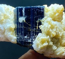 167g wundersch&ouml;nes nat&uuml;rliches Turmalin Kristallpr&auml;parat mit blauer Kappe aus...