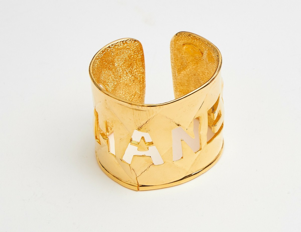軽やかな存在感を放つ【CHANEL】Cuff l & Diamantes Cuff - Metal, resin & diamantés, gold, black & crystal