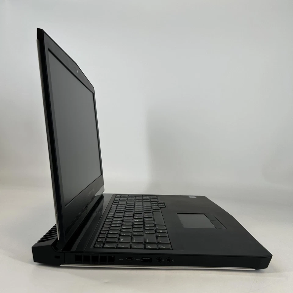 Dell Alienware 17 R4 FHD i7-7700HQ 16GB 1TB SSD/1TB HDD GTX 1060 Very Good - Image 3 of 4
