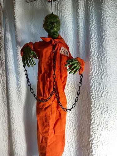 Halloween Zombie Prisionero Colgante de Pared Naranja Verde Macabro Movimiento de Risa 34" - Imagen 10 de 12