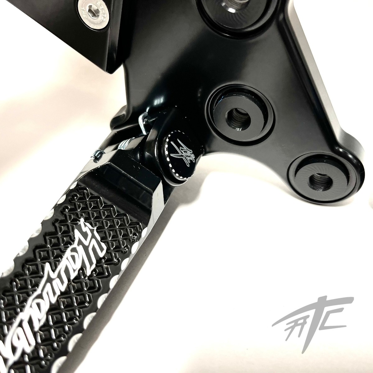 HAYABUSA BLACK CONTRAST KANJI FOOT PEG BRACKET, PINS 2022