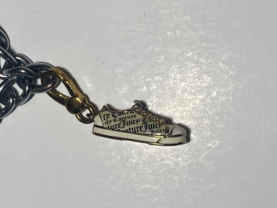 Dije para zapatos Y2K Juicy Couture y cierre de anillo de gran tamaño con pulsera de eslabones plateados Foto 4 de 4