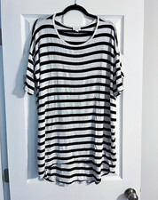LuLaRoe Women’s S Black/White Striped Knit Stretch Scoop Neck Tee Short Sleeve