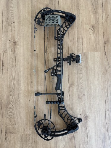 Mathews Phase 4 33 - RH - With Sight, Quiver, Rest, & Bag