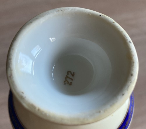 Victoria Austria Vase -anitique - Excellent Condition. Height 13.9cm x W 6cm - Picture 9 of 9