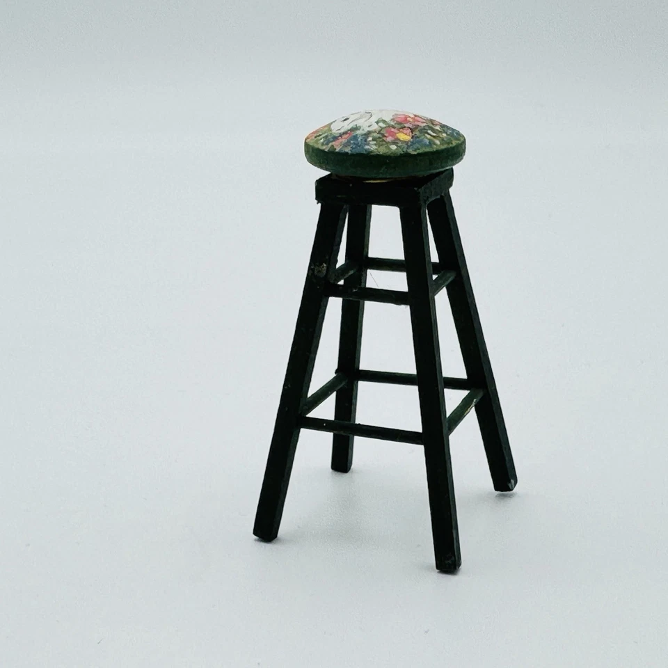 Taburete de madera pintado a mano artesanal miniatura para casa de muñecas 1:12 FIRMADO conejito conejo Foto 4 de 4