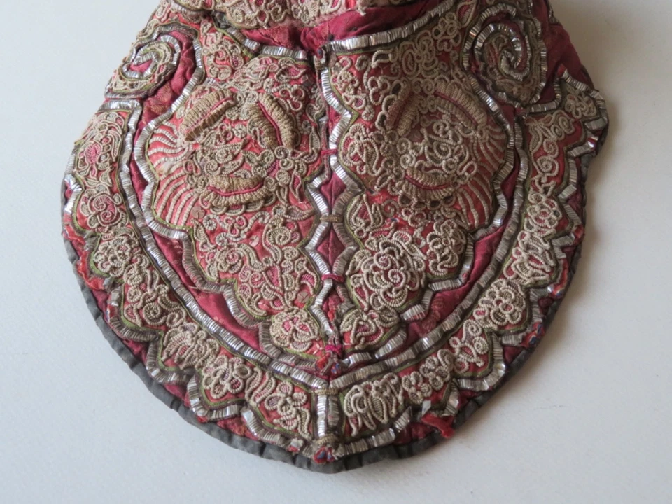 СТАРАЯ СЛОЖНАЯ КИТАЙСКАЯ ВЫШИТАЯ ШЛЯПА ДОНГ КУЛЬТУРЫ -- ЖЕЛТОВАТО-КОРИЧНЕВАЯ И СЕРЕБРЯНАЯ НИТЬ НА КРАСНОМ - Изображение 4 из 4