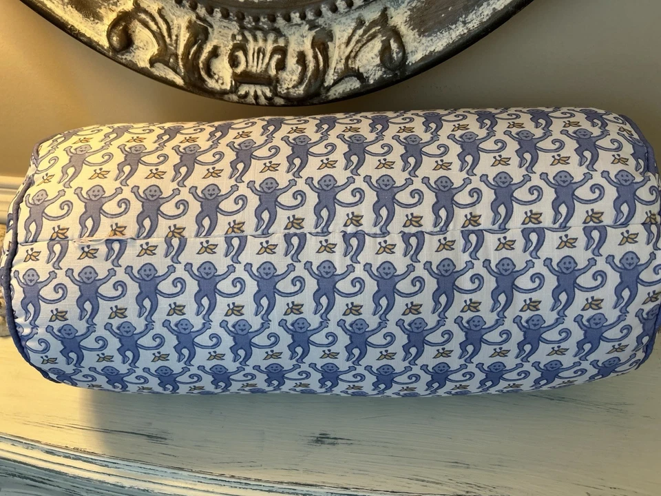 Travesseiro Pottery Barn Teen Roller Rabbit Monkey Bolster Azul TAGS CORTADAS LER - Imagem 2 de 4