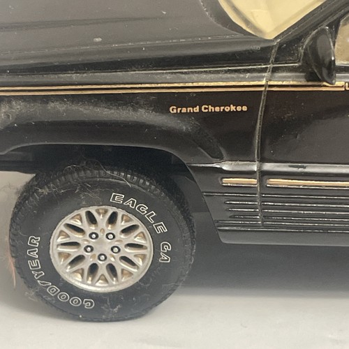 Brookfield 1:24 Scale 1994 Jeep Grand Cherokee Limited Black Diecast - Picture 6 of 10