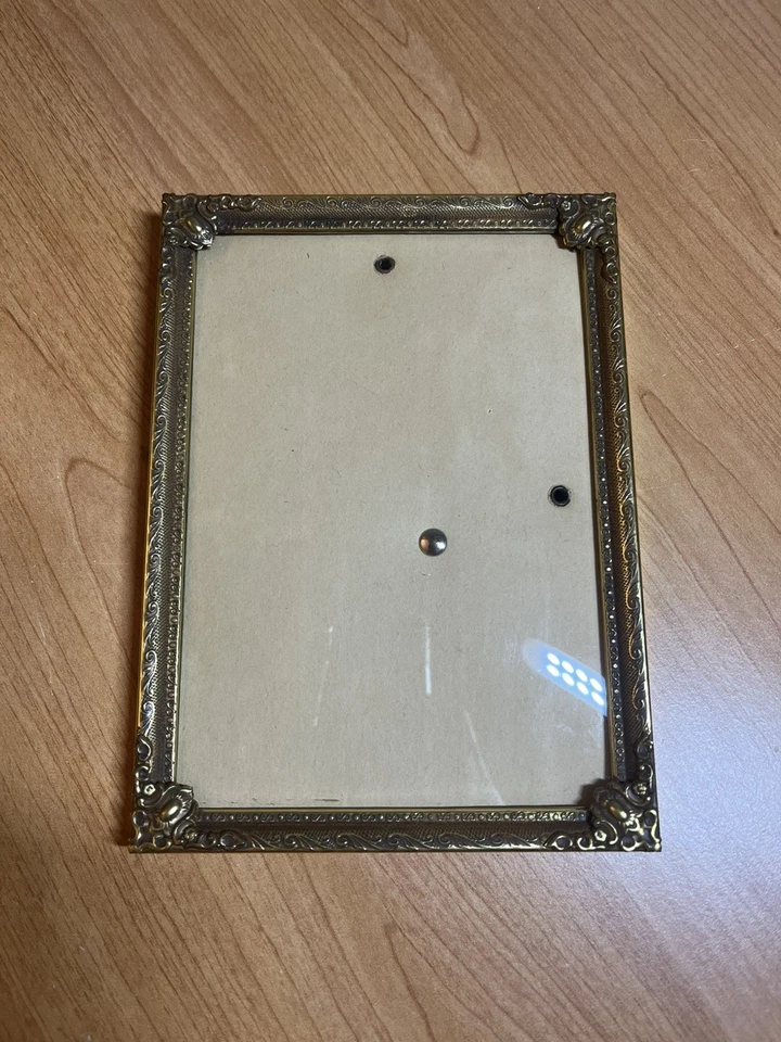 Cadre photo vintage en métal doré avec décor en relief et verre - Photo 1/4