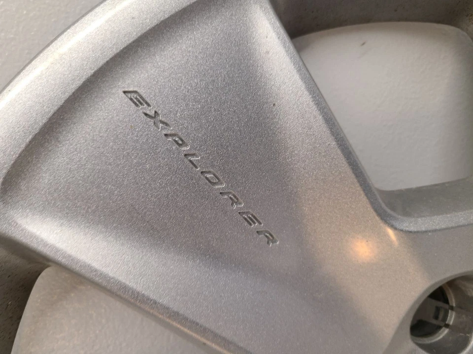 Tampa de roda 2011 - 2015 Ford Explorer tampa de cubo 5 raios pintada 17" - Imagem 3 de 4