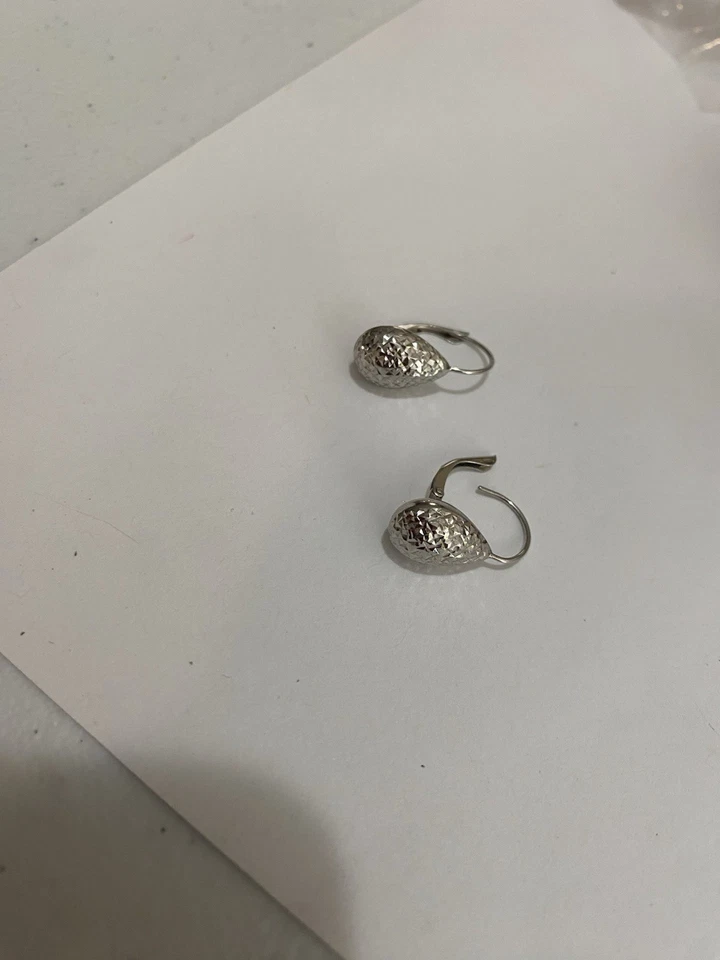Pendientes lágrima grabados oro blanco 14k respaldo palanca Foto 2 de 4