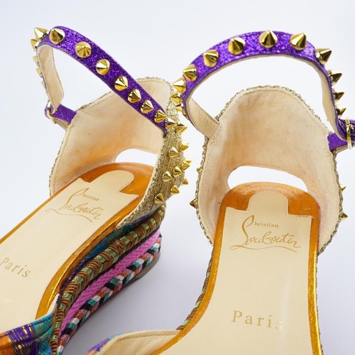 Sandalias Christian Louboutin talla 38 doradas tachuelas correa suela de cuña en caja zapatos bolso - Imagen 11 de 24