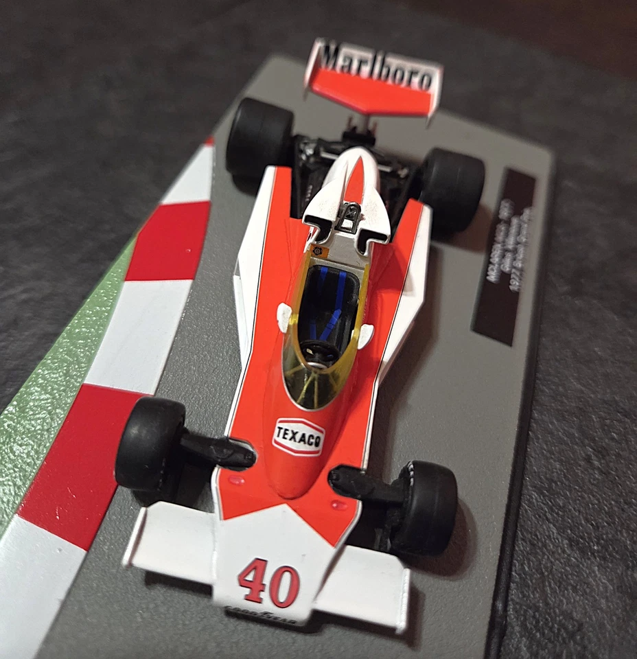 Modellino F1 1:43 Mclaren M23 - 1977 - Gilles Villeneuve - F1 Collection + Decal - Immagine 4 di 4