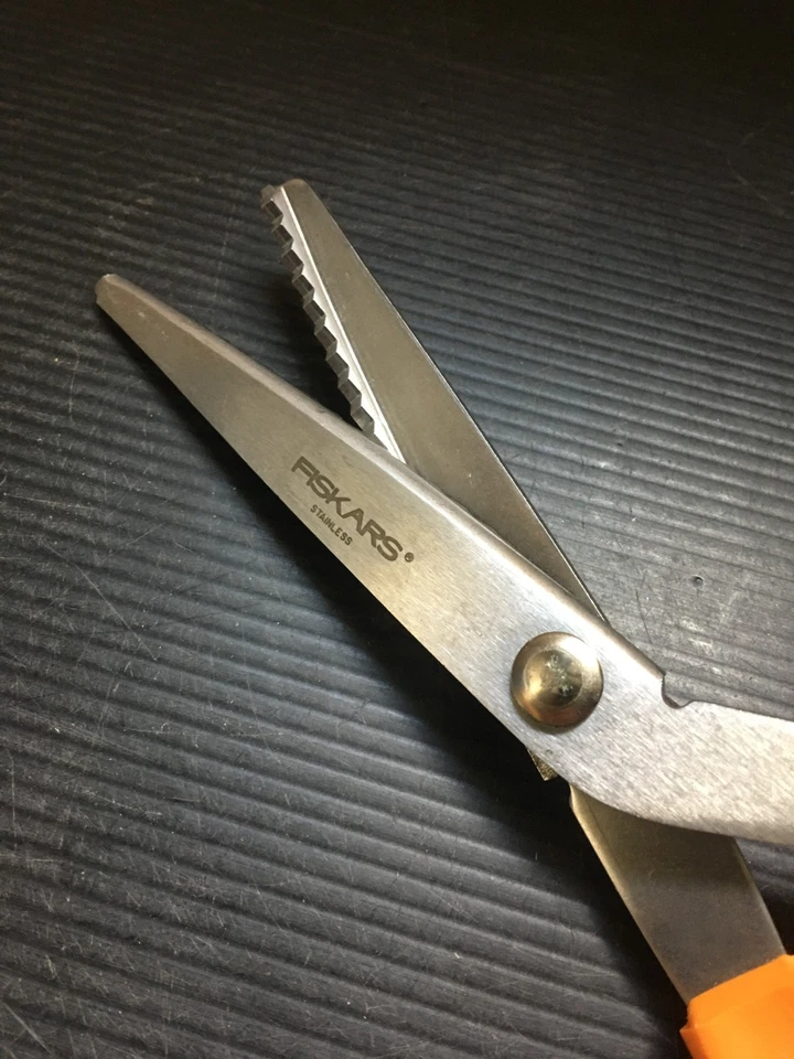 Vintage Fiskars Stainless Steel Pinking Share Scissors w/ Orange Handle USA Made - Image 2 of 4