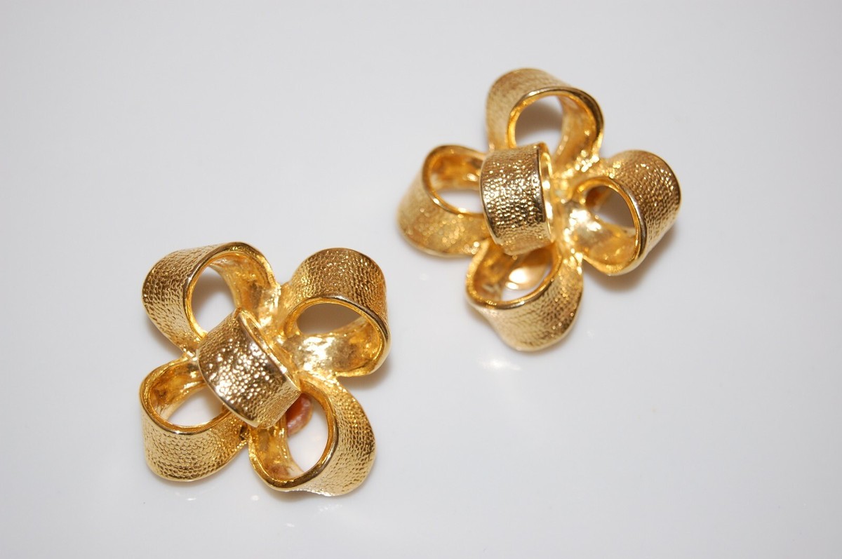 ◇wing bling◇ 14k post Jenna ribbon drop earrings Hammered Gold Fallon Drop Earrings – Laura Foote Designs