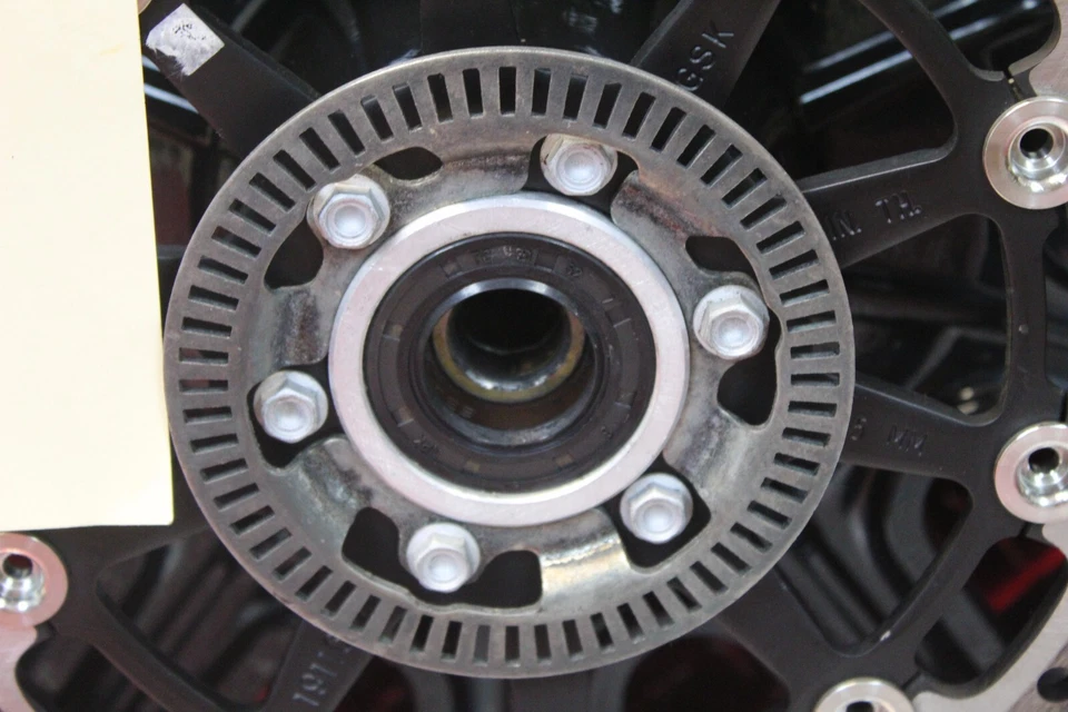 2018 印度首席 16 英寸 x 5 英寸后轮轮轮辋和马达 2014 - 2018 ID1 — 第 4/4 张图片