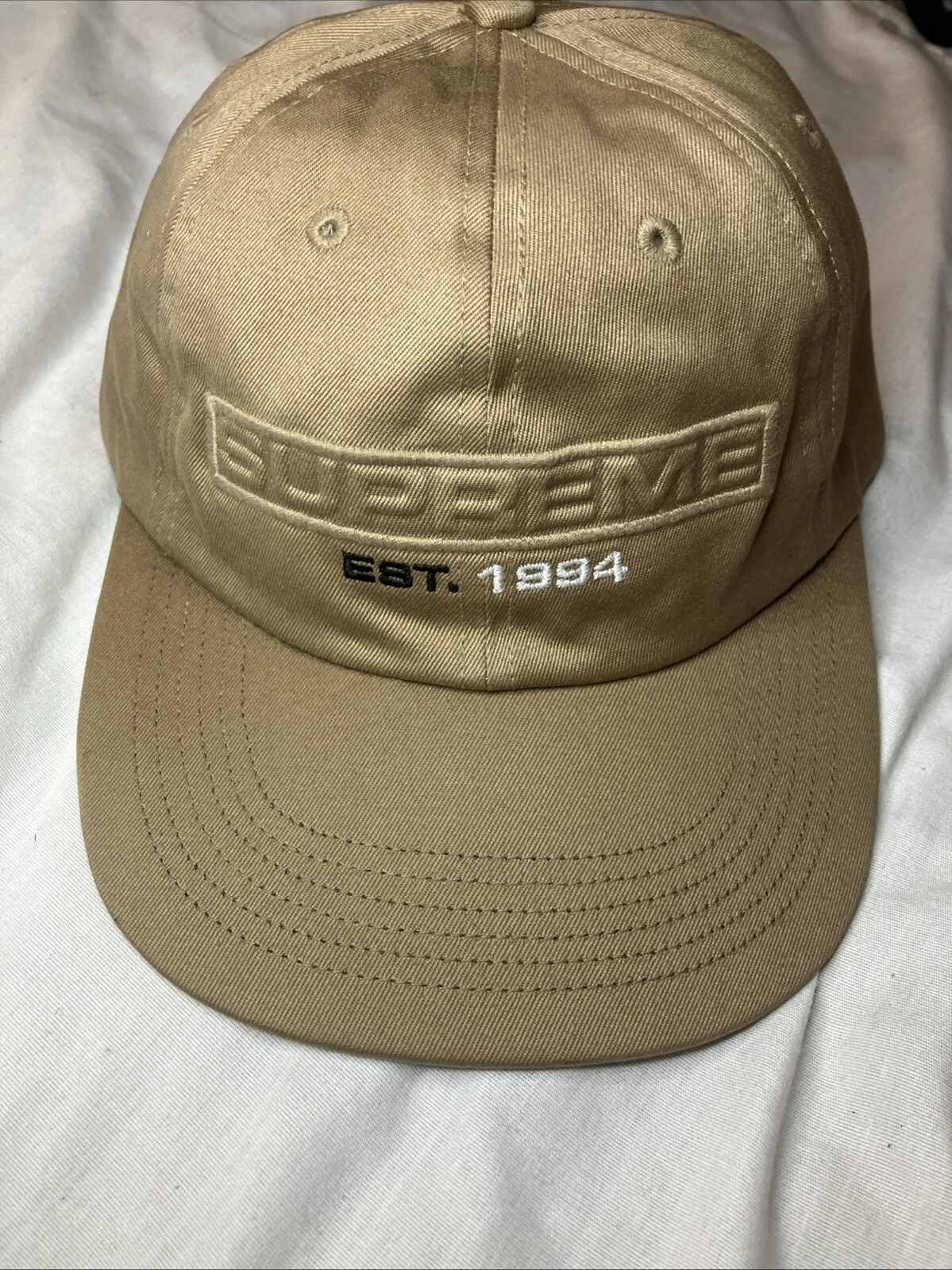 Casquette de baseball 6 panneaux Supreme beige en relief sangle dos 