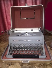 Vintage Royal Typewriter Portable Quiet De Luxe Manual w Original Case thumbnail