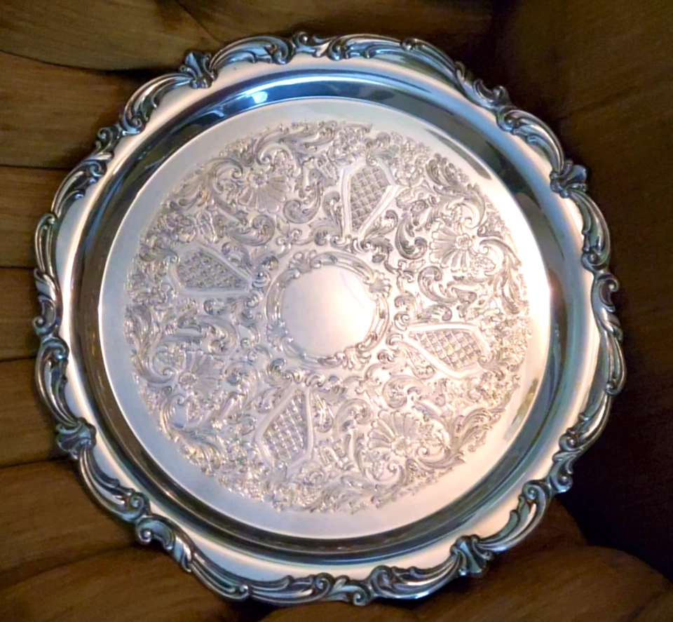 BANDEJA REDONDA TOALLA ESCULPIDA PLATEADA ANTIGUA MAESTRA BORDE DESPLAZADO 14,75'" Foto 3 de 4