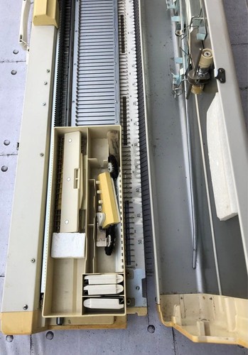 Silver Reed SK-155 Strickmaschine für Teile oder funktioniert nicht Trödelzustand - Bild 9 von 13