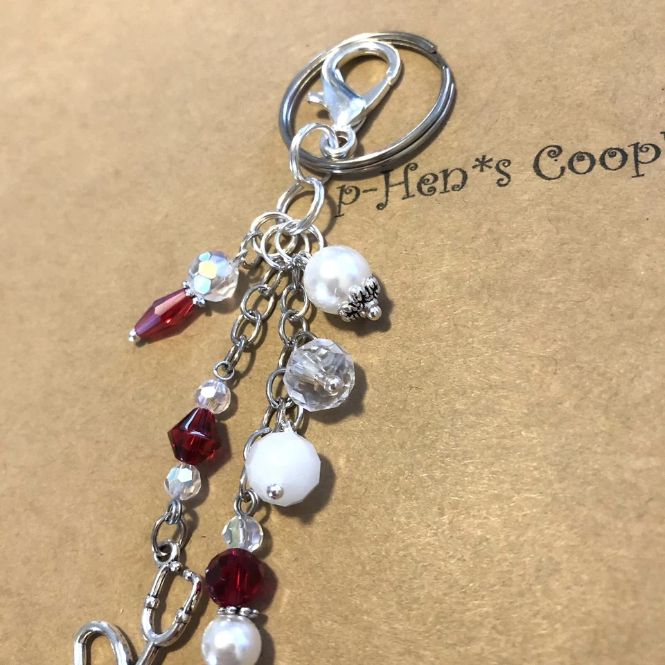 Gorra de enfermeras con estetoscopio rojo/blanco monedero encanto llavero FOB hecho a mano EE. UU. 579 Foto 3 de 3