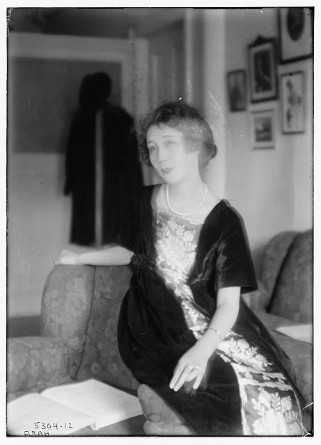 VETEMENTS Hara donne libri collana perle abbigliamento fotografie ritratti notizie sul bagno