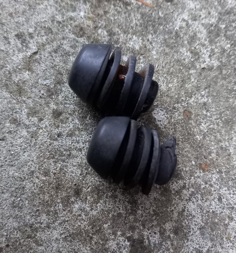 2x VW Polo 86c 2F Gummi Dämpfer Clip Motorraum Motorhaube