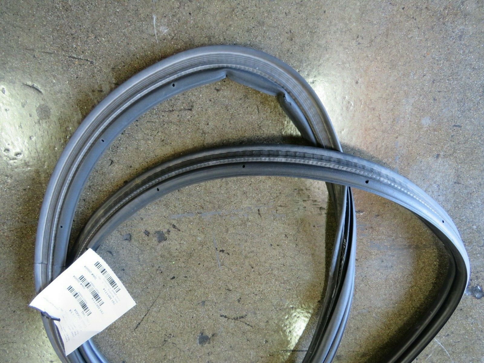 2014 Maserati Quattroporte, Trunk Gasket, Used, P/N 670033870