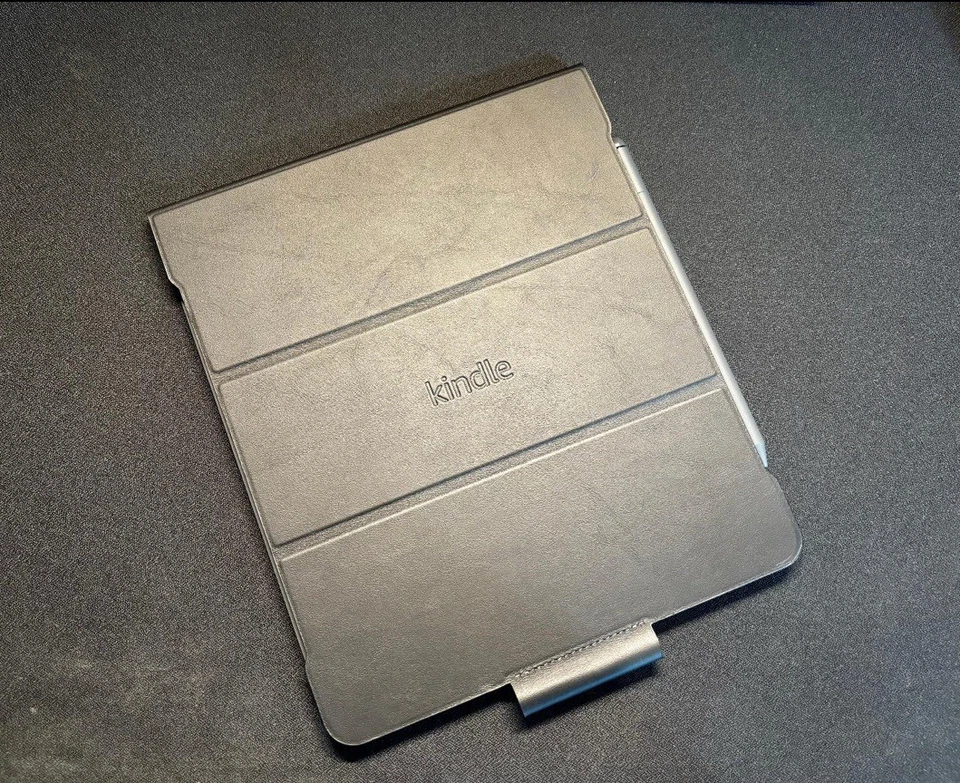 Amazon - Funda tipo folio Kindle Scribe con accesorio magnético - Cuero a base de plantas Foto 2 de 2