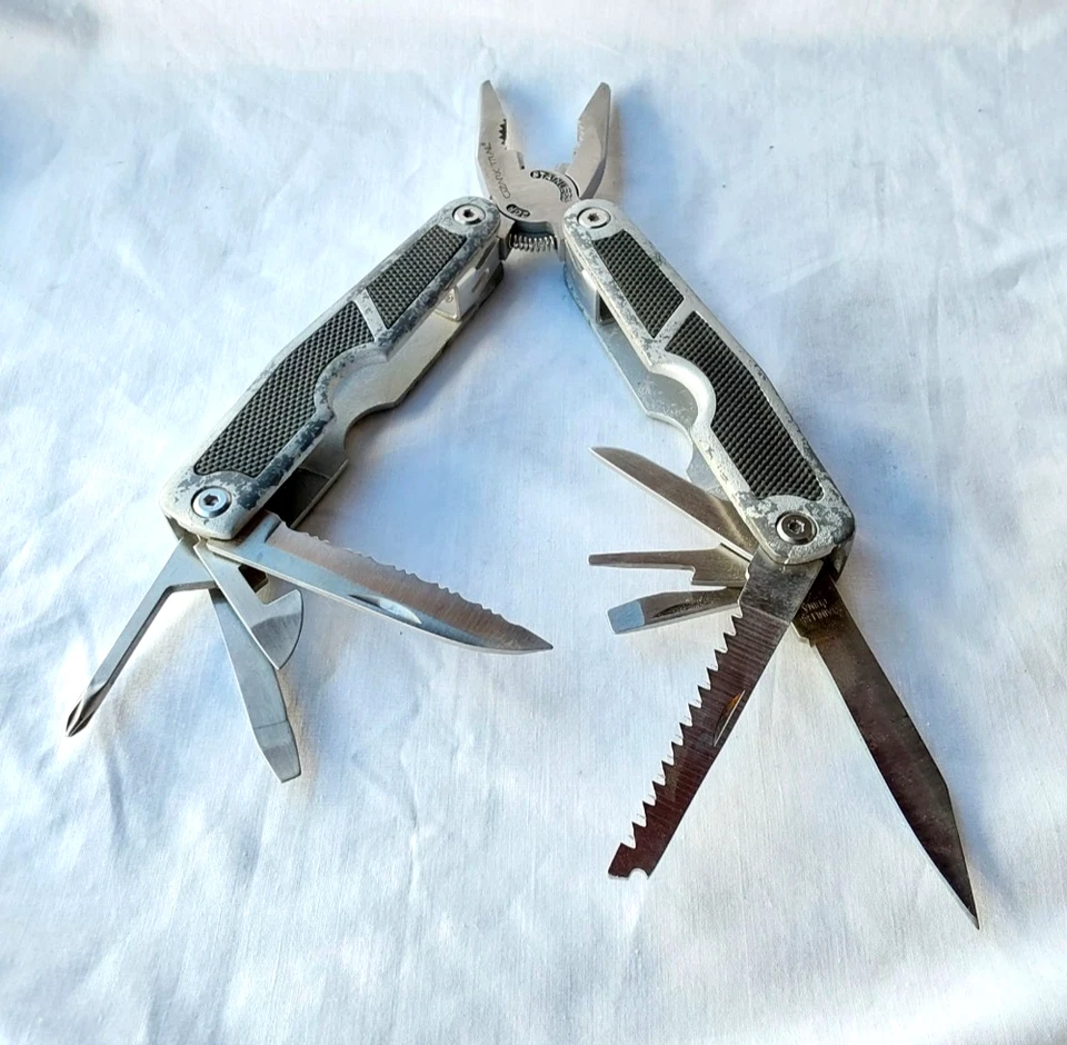 Vintage Ozark Trail Multi Tool Pliers, Knives Blades Saw and more.. Last one - Image 3 of 4