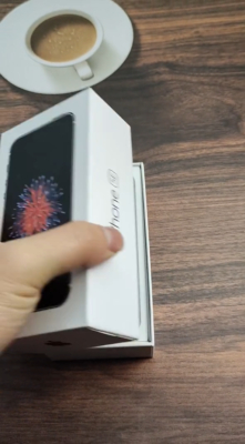 Apple iPhone SE 本体　箱あり　付属品なし Sealed Apple iPhone SE 1st gen(2016)16/32/64/128GB Fully UNLOCKED