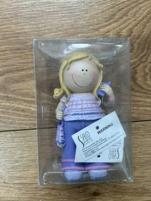 Vintage 90 s Style Junge Mädchen Figur mit baumelnden Beinen Ornament Dekoration