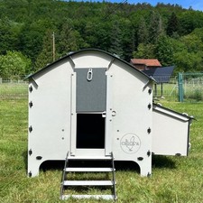 PLASTIC HEN HOUSE & POULTRY HOUSE RABBIT HUTCH - BRITISH MADE - FREE DELIVERY