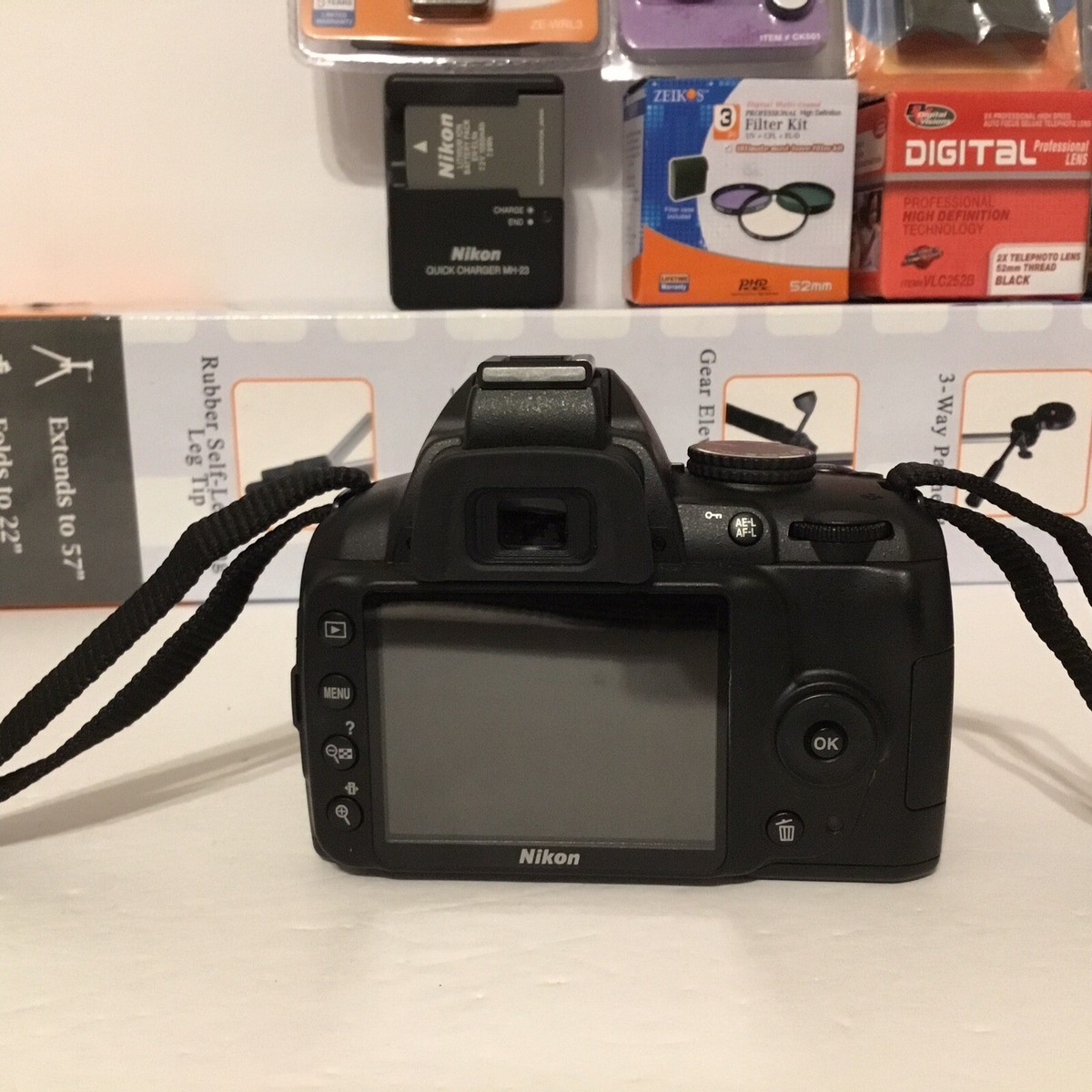 Nikon D D3000 10.2MP Digital SLR Camera Black Kit w AF-S DX VR 18