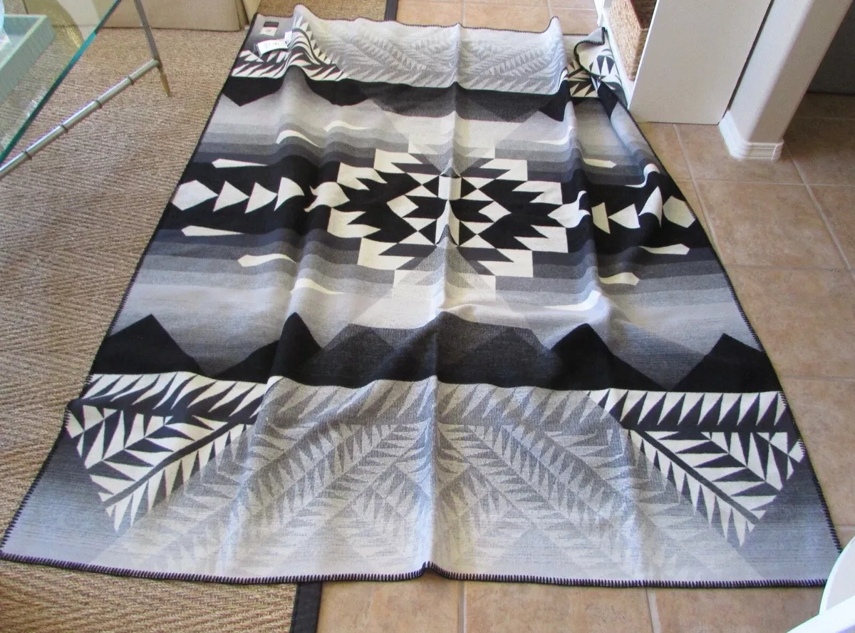 Pendleton Nike N7 Black/Gray Wool Jacquard Robe Blanket 64