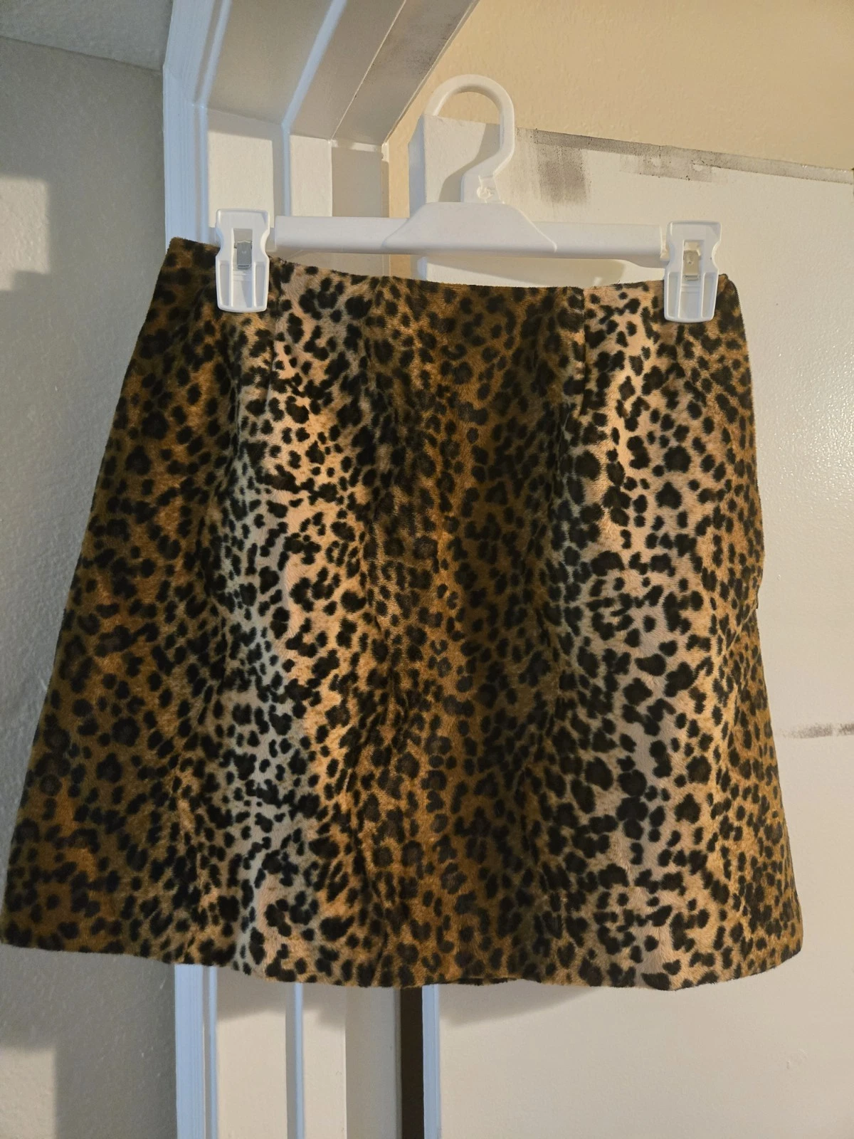 Hugo Buscati Vintage leopard print mini skirt Size 4
Opens in a new window or tab