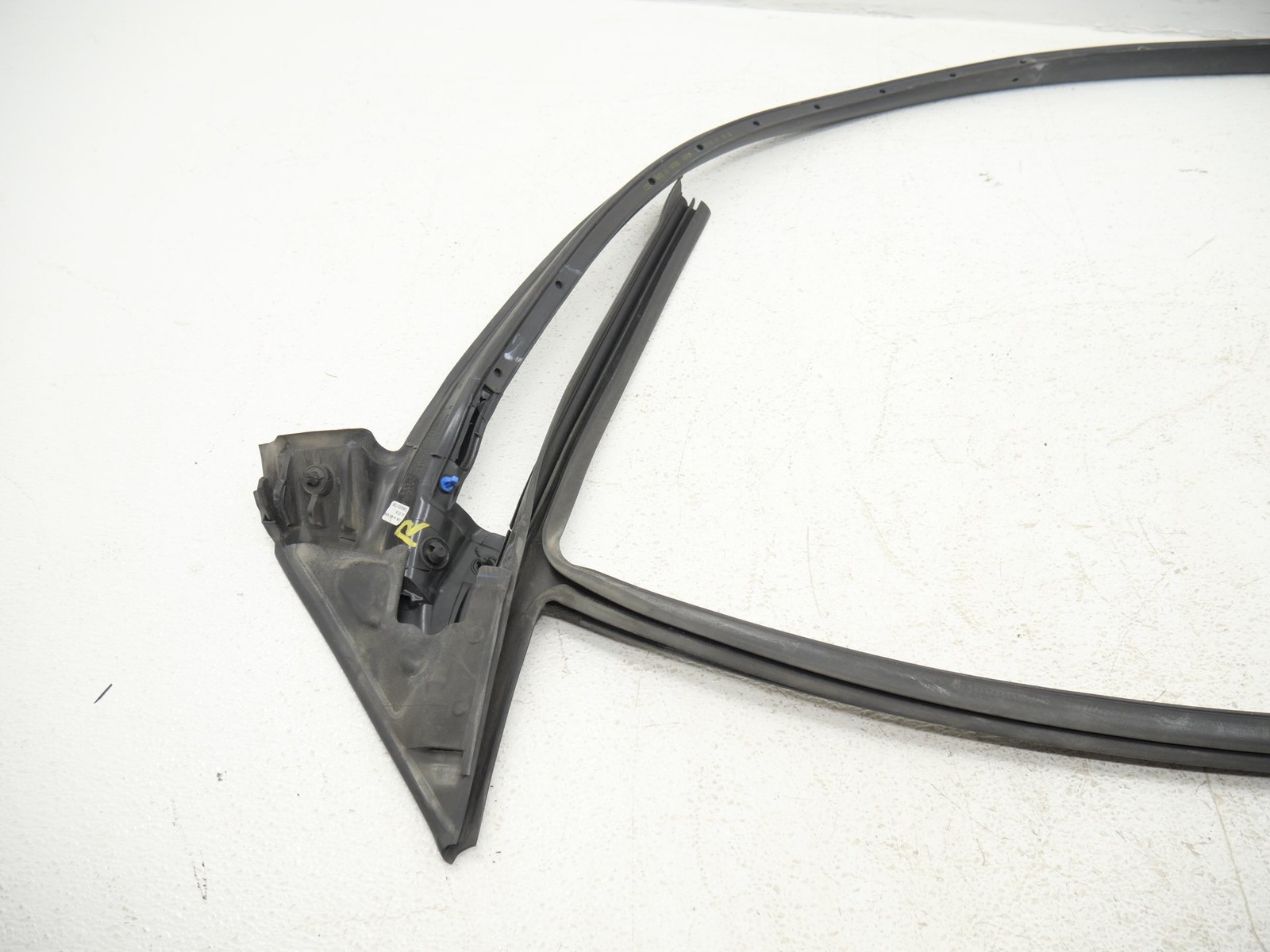 Audi R8 Spyder 2017-2023 Front Right Outer window scraper seal P/N 4S0837912