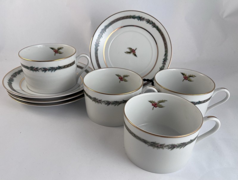 Department Dept 56 Christmas Classic Set Of 4 Tea/Coffee Cups & Saucers