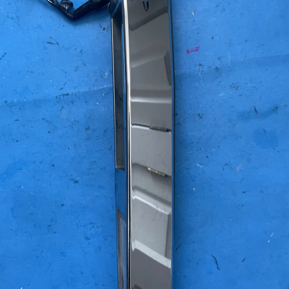 Cadillac CTS 2008-2010 moldura de maletero cromada OEM 20855428 27 Foto 3 de 4