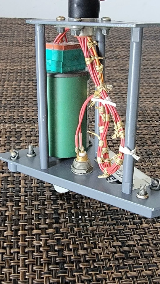 FOKKER LUZ PANEL LATERAL IZQUIERDO - P/N: A42723-405 - Estado SV. Foto 3 de 4