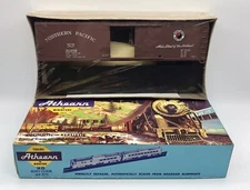 Athearn HO Scale 50' S/DR Box Car Northern Pacific 5058 - New