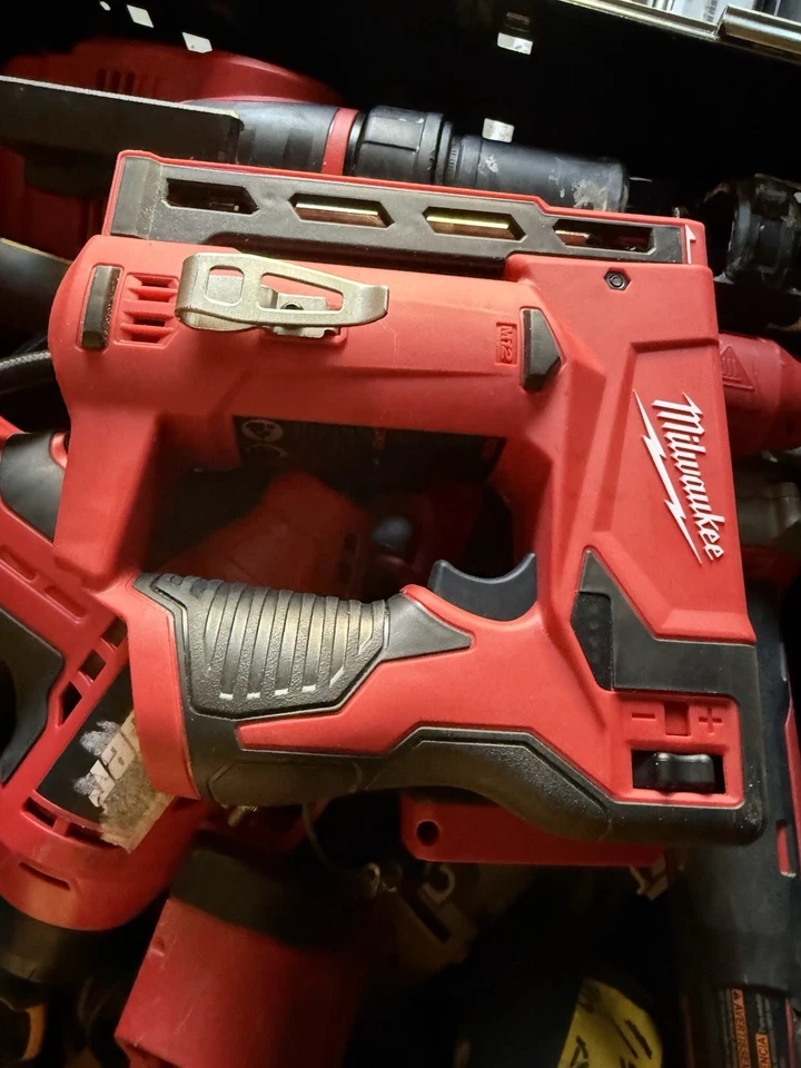 Pistola grapadora Milwaukee M2 sin Foto 2 de 3